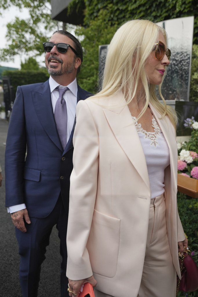 Musisi Dave Grohl dan istrinya Jordyn tiba di Wimbledon Tennis Championships 2025. (c) AP Photo/Alastair Grant