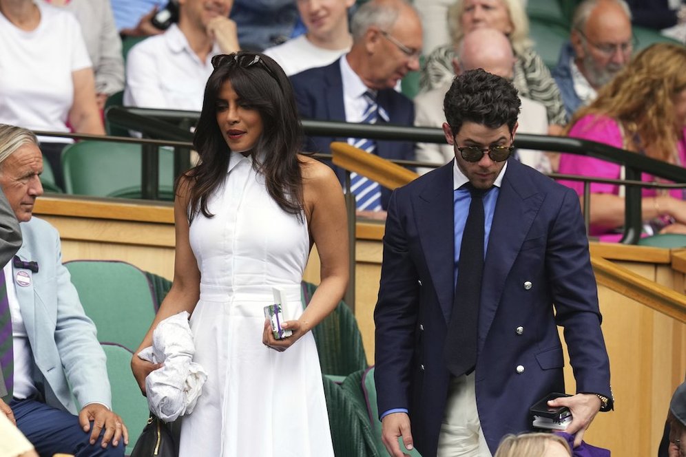 Aktris Priyanka Chopra dan suaminya Nick Jonas tiba di Royal Box Wimbledon 2025. (c) AP Photo/Kirsty Wigglesworth