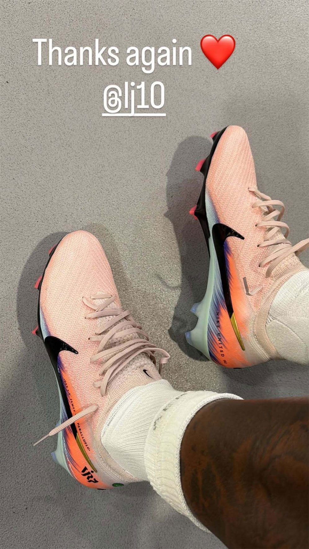 Vinicius mengenakan sepatu dari Lauren James. (c) dok/@vinijr