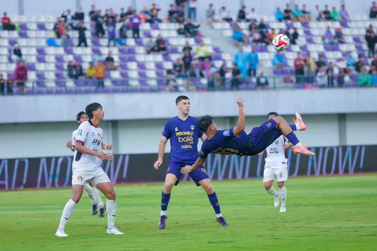 Aksi Hokky Caraka mencetak gol salto pada laga Persita Tangerang vs Persik Kediri pada pekan ke-15 BRI Super League 2025/2026 (c) Muhammad Iqbal Ichsan