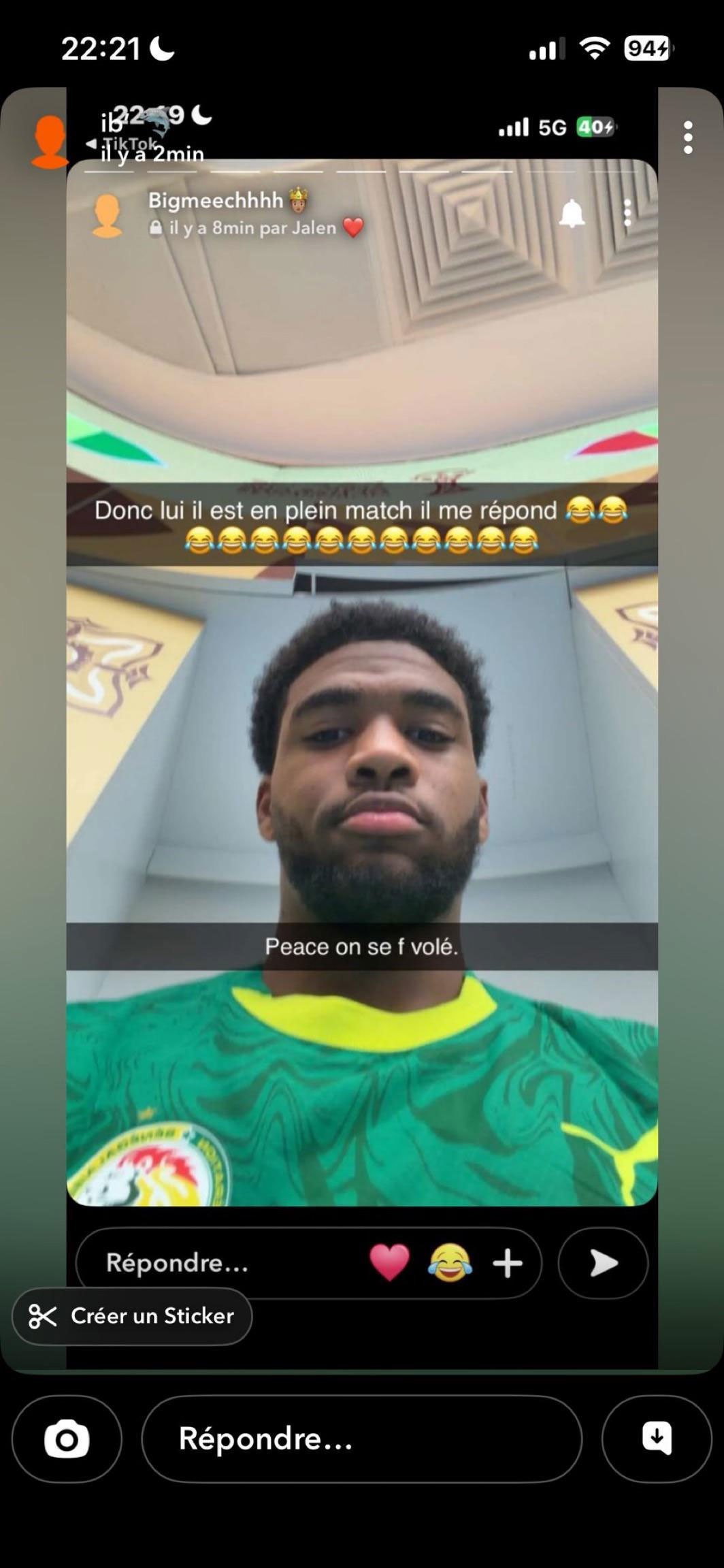 Ibrahim Mbaye menulis di story Snapchat-nya saat berada di ruang ganti setelah tim Senegal meninggalkan lapangan: Tenang saja, kita sedang dirampok. (c) ist