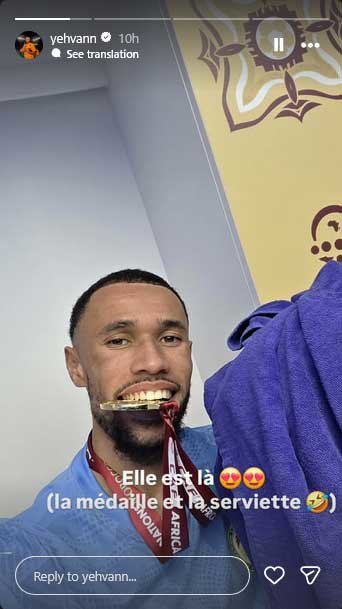 Yehvann Diouf memamerkan medali juara Piala Afrika 2025 dan handuk biru yang kontroversial (c) InstagramStory Yehvann Diouf