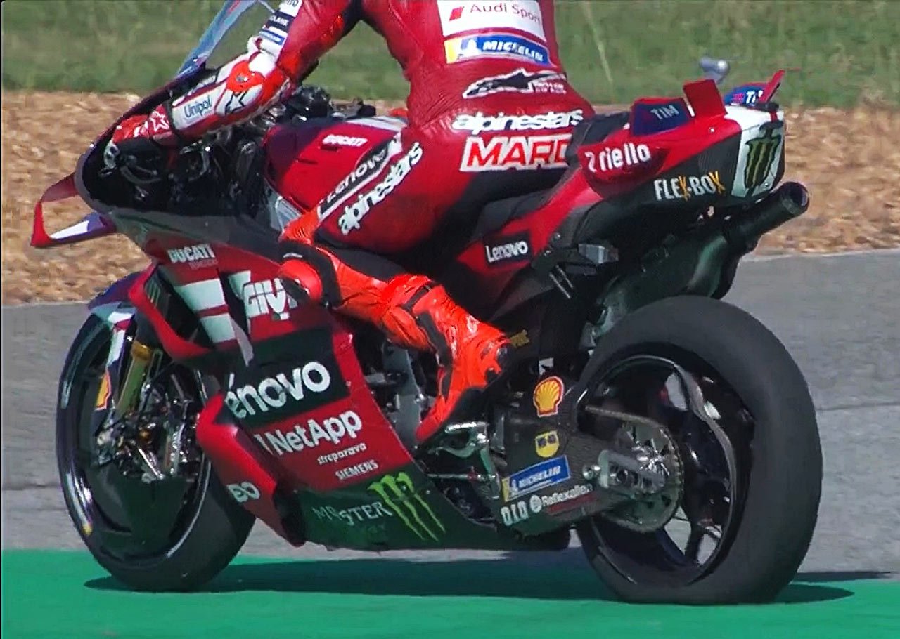 Velg dan ban belakang Marc Marquez mengalami kerusakan dalam balapan MotoGP Thailand 2026. (c) MotoGP