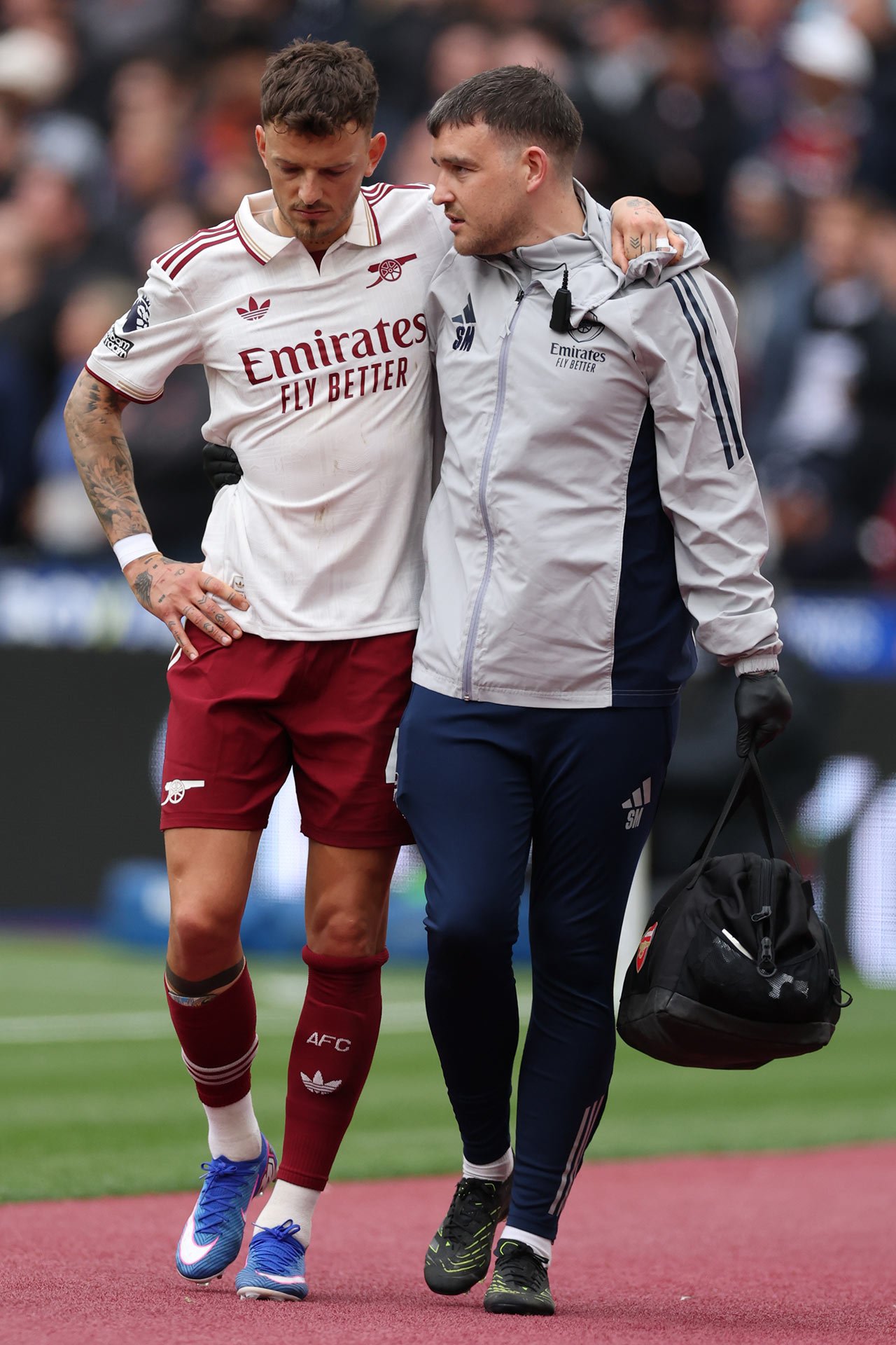 Bek Arsenal, Ben White ditarik keluar saat melawan West Ham karena cedera. (c) AP Photo/Dave Shopland
