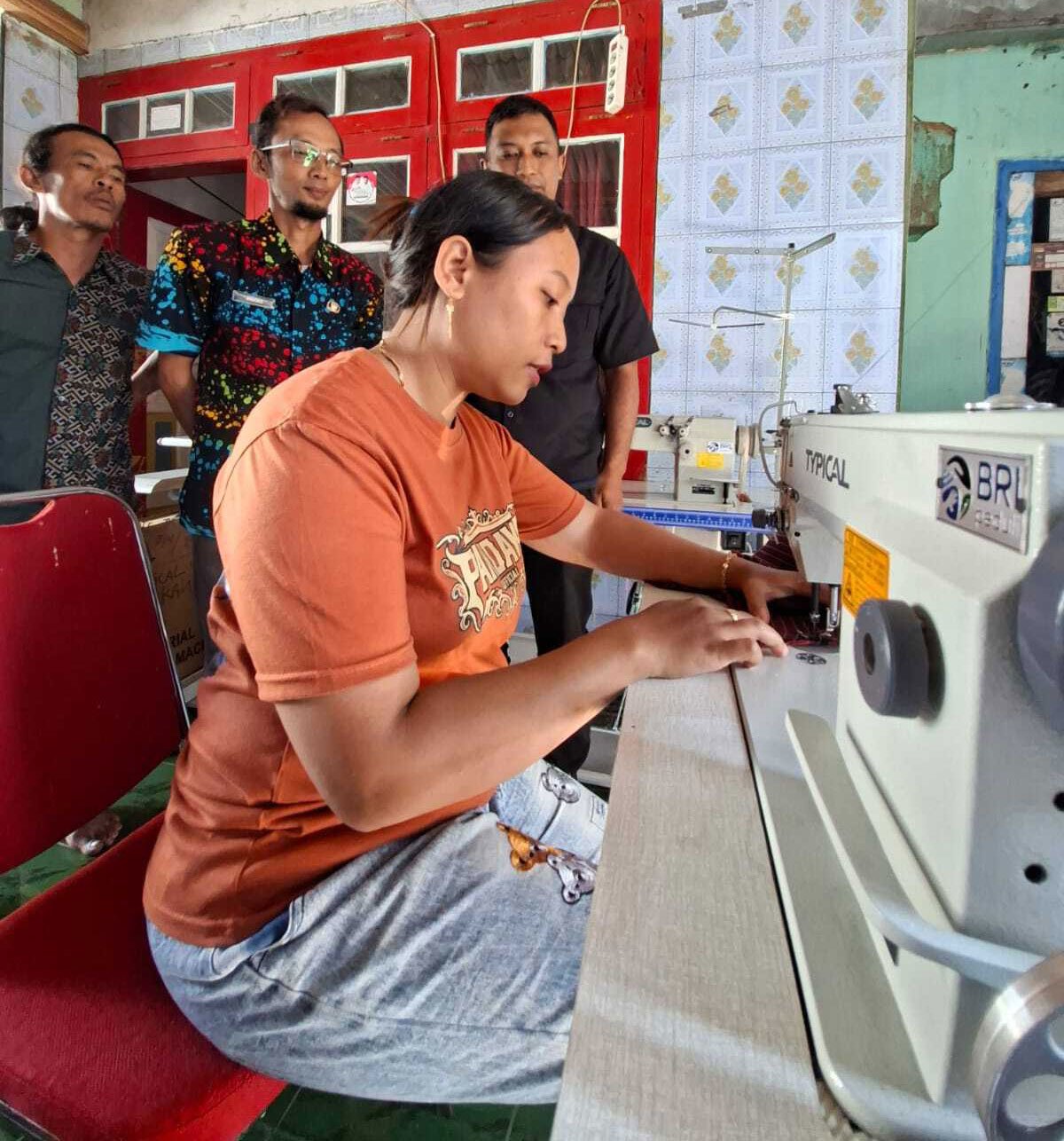 BRI memberi bantuan alat produksi termasuk mesin jahit pada KUBE Garda Pandawa di Kabupaten Malang (c) Dok. BRI