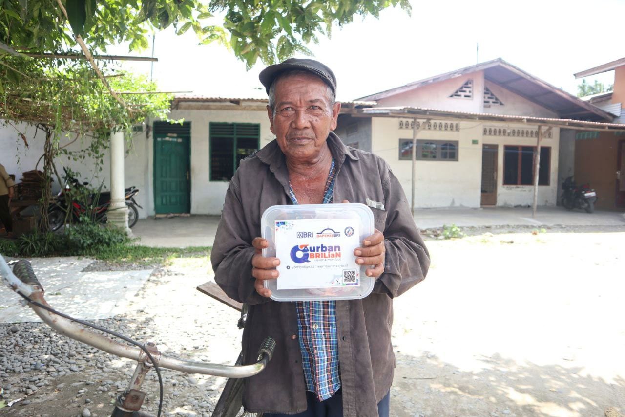 Warga menerima daging kurban dari BRI Region 13 Malang pada momen Idul Adha 2026 (c) Dok. BRI RO Malang