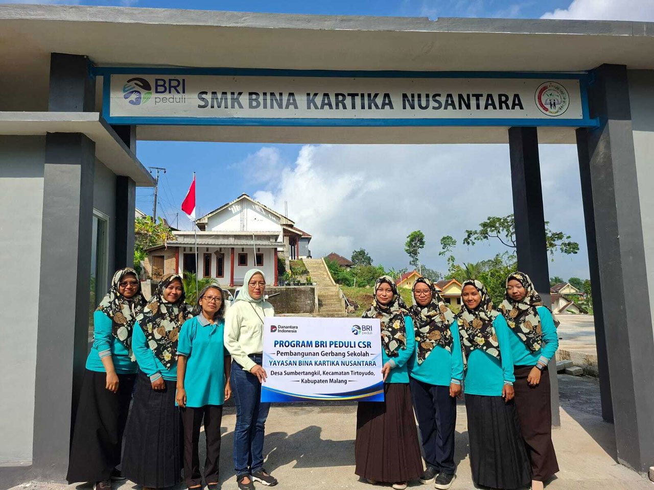 Penyerahan program Tanggung Jawab Sosial dan Lingkungan (TJSL) BRI RO Malang kepada SMK Bina Kartika Nusantara (c) Dok. BRI RO Malang