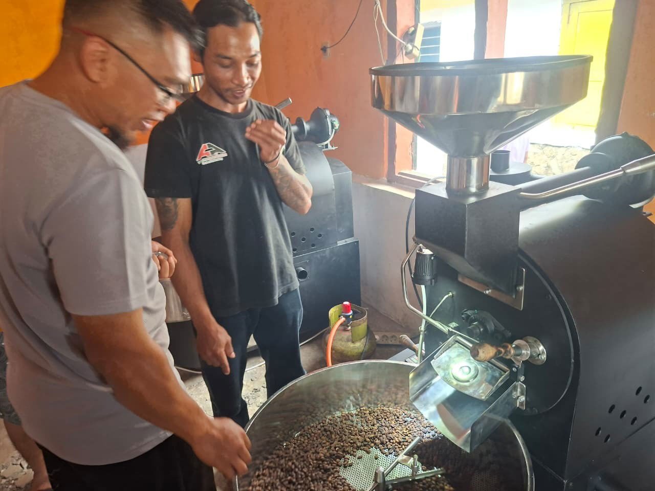 BRI salurkan bantuan senilai lebih dari Rp69 juta untuk mendukung pengembangan usaha kopi lokal di Desa Petungsewu, Kabupaten Malang (c) Dok. BRI