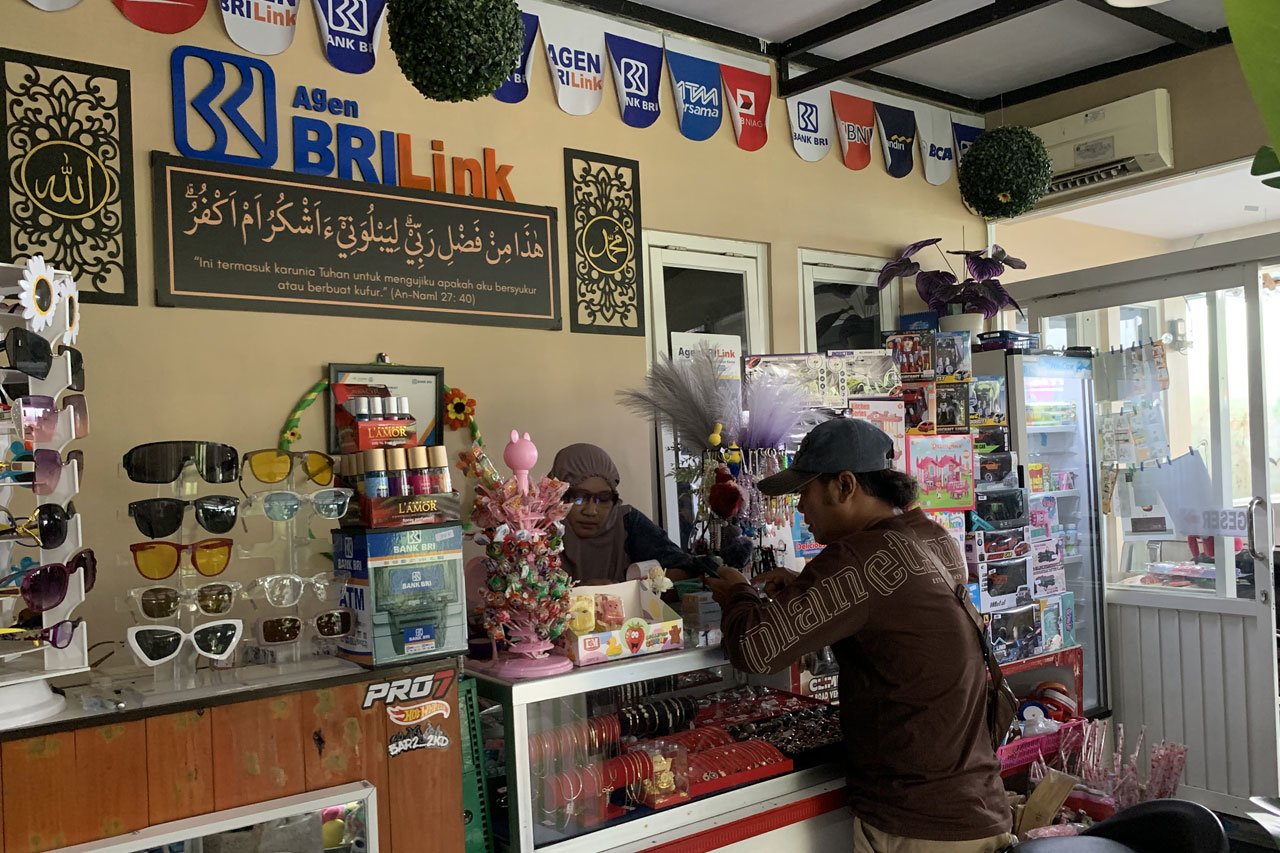 Ulfa Irwanti, pemilik Agen BRILink Dizha di Kabupaten Malang, sedang melakukan layanan pada pelanggan yang datang (c) Asad Arifin
