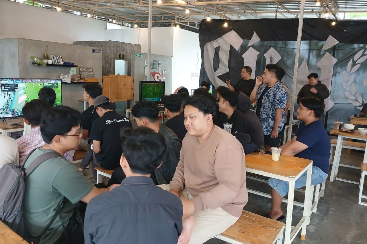 Para mahasiswa yang sedang melakukan kegiatan lomba esports di Kokopi Malang (c) Asad Arifin
