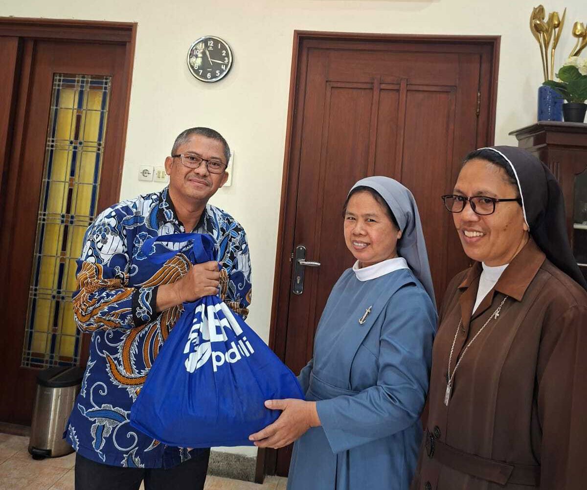 BRI melalui program BRI Berbagi Kasih menyalurkan bantuan paket sembako kepada Keuskupan Malang (c) Dok. BRI