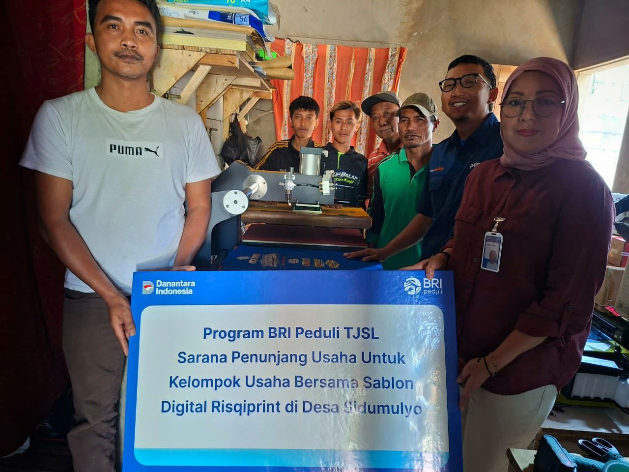 BRI Region 13 Malang menyalurkan bantuan kepada KUBE Sablon Digital Risqiprint di Desa Sidomulyo, Kabupaten Malang (c) Dok. BRI RO Malang