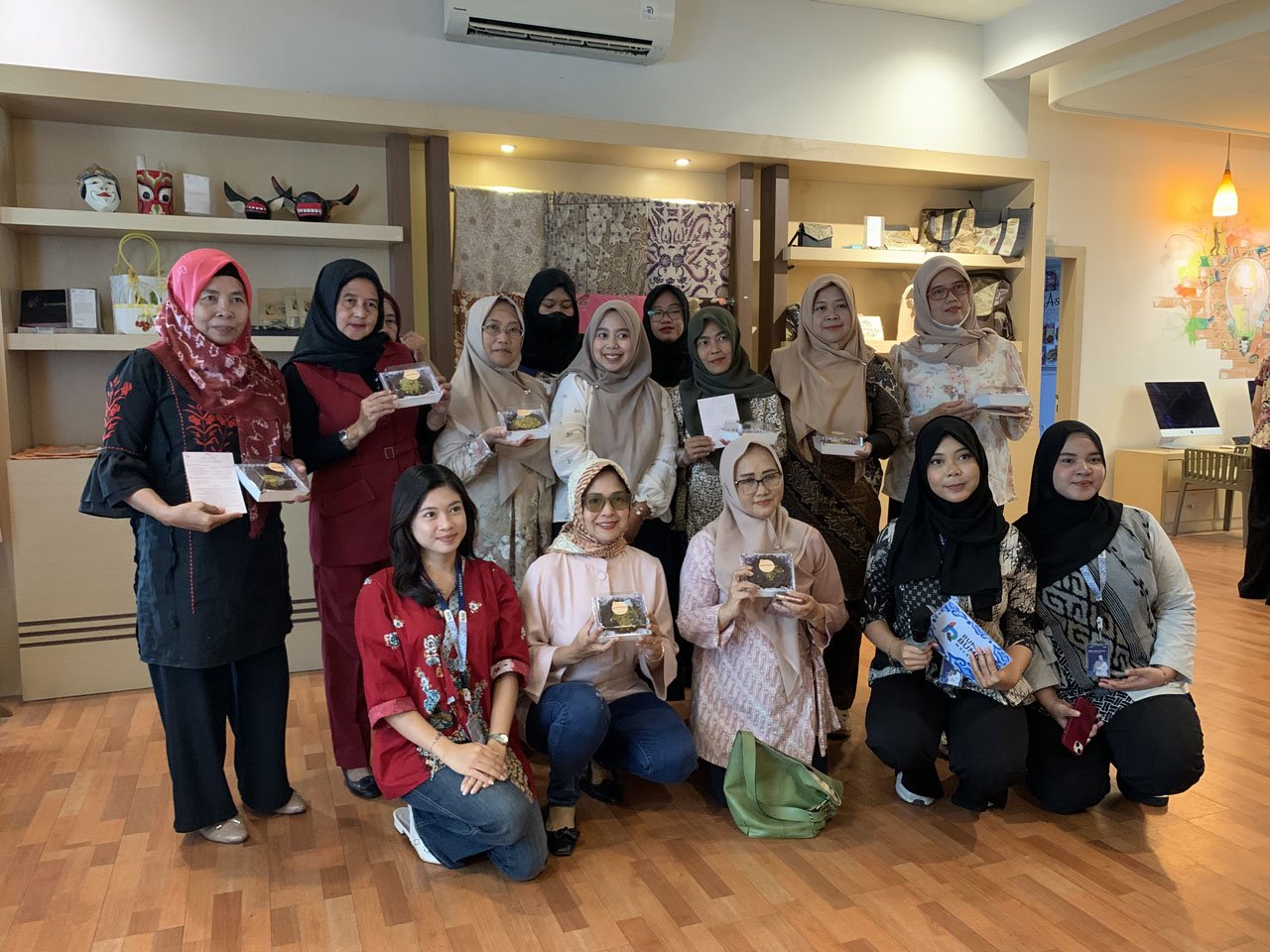 Suasana pelatihan pembuatan korean pie dubai coco pistachio di kelas baking Rumah BUMN BRI (c) Asad Arifin
