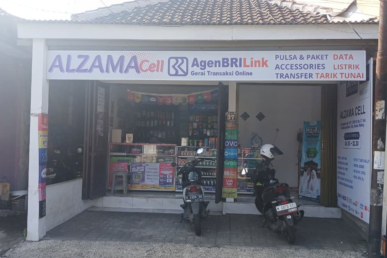 Agen BRILink Alzama Cell di Kota Malang banyak membantu warga untuk mencairkan bantuan sosial dari pemerintah (c) Asad Arifin