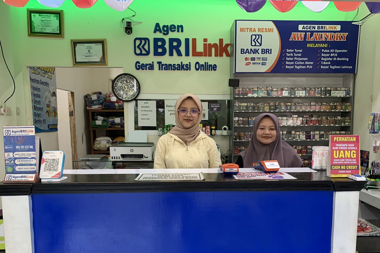 Wiwit Lidiawati (kanan) dan Wulan (kiri) berada di Agen BRILInk AW Laundry di Dusun Kasikon, Desa Wadung, Kecamatan Pakisaji (c) Asad Arifin