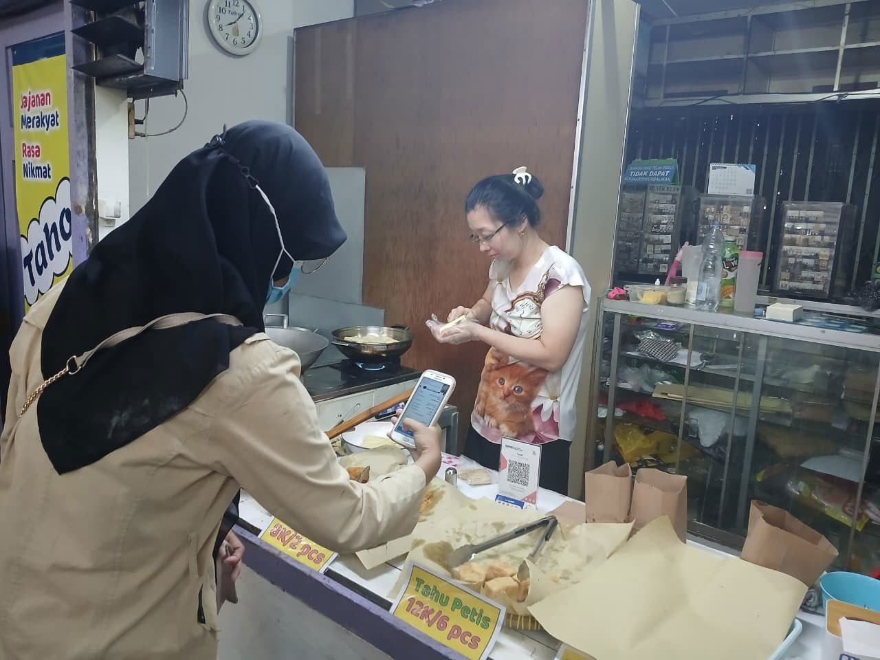 Proses transaksi dengan QRIS BRI di Pasar Klojen, Kota Malang (c) Asad Arifin