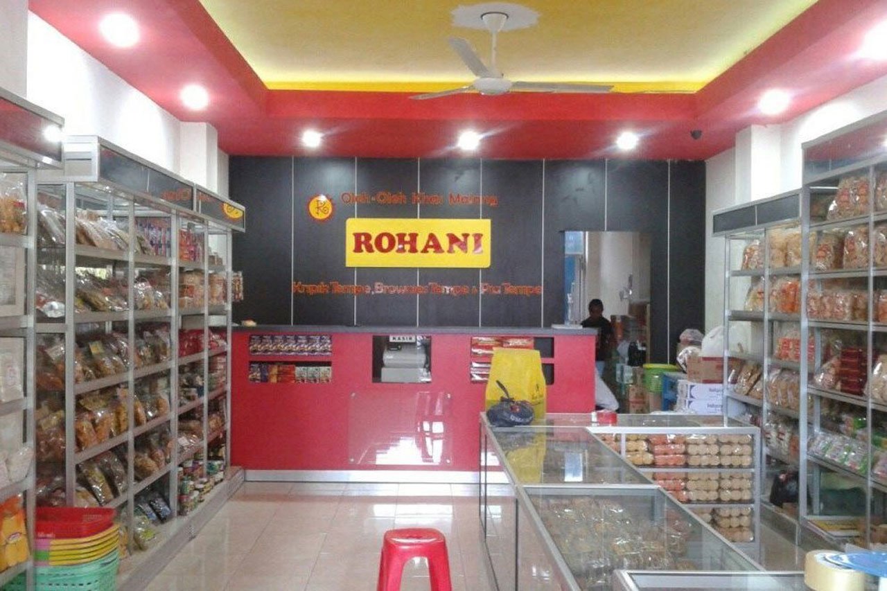 Suasana di Keripik Tempe Rohani, usaha keluarga yang berkembang berkat bantuan dari KUR BRI (c) Asad Arifin