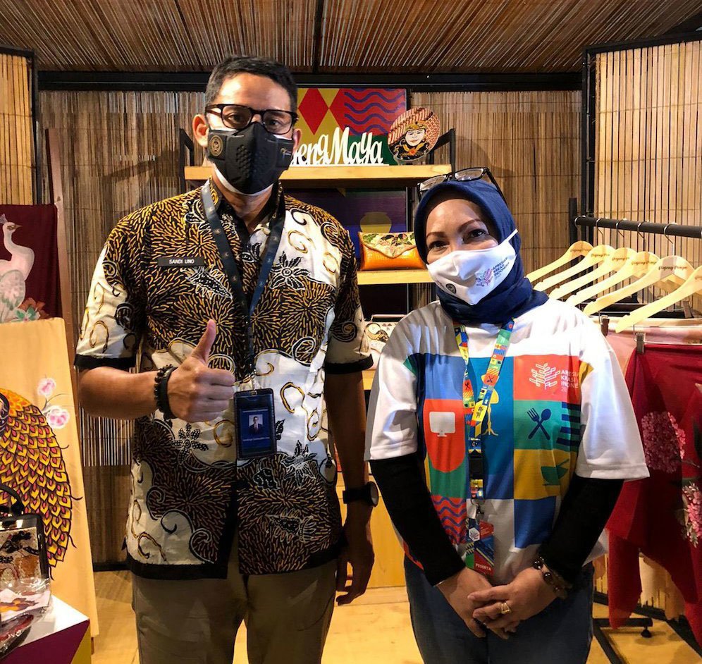 Maya Wima Linasti berfoto dengan Sandiaga Uno yang mengunjungi pameran UMKM dimana Diajeng Maya Art & Craft ambil bagian (c) Dok. Maya Wima Linasti