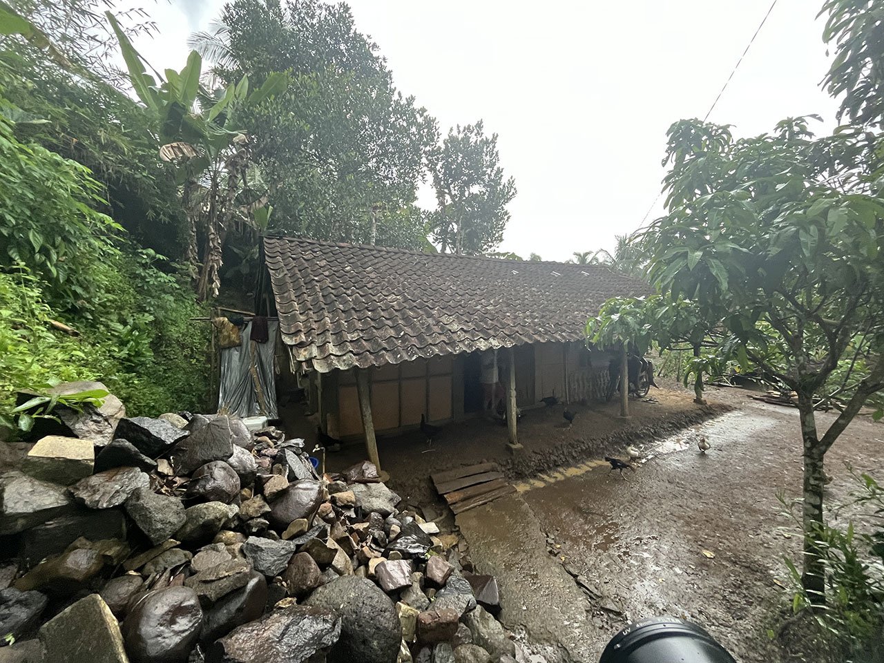 Kondisi rumah Pak Sudiono sebelum direnovasi oleh tim YPP (c) Dok. YPP