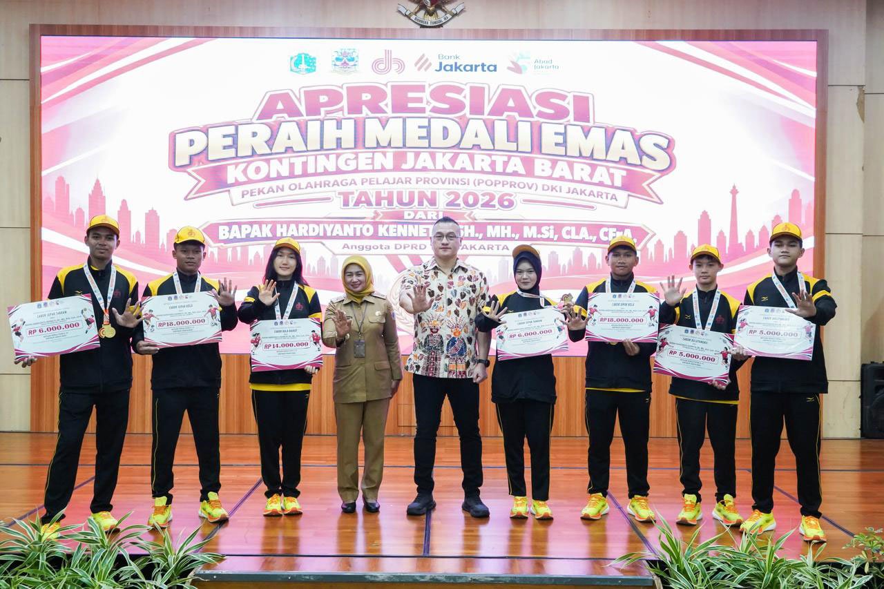 Penyerahan bonus untuk atlet pelajar Jakarta Barat yang menjadi juara umum Popprov DKI Jakarta 2026 (c) Istimewa