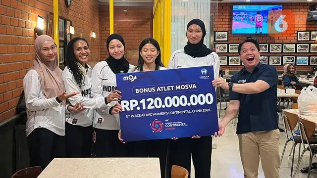Direktur Moji dan Mosva, David Suwarto, memberikan bonus kepada Timnas Voli Putra Indonesia (c) Bola.com/Muhammad Adi Yaksa