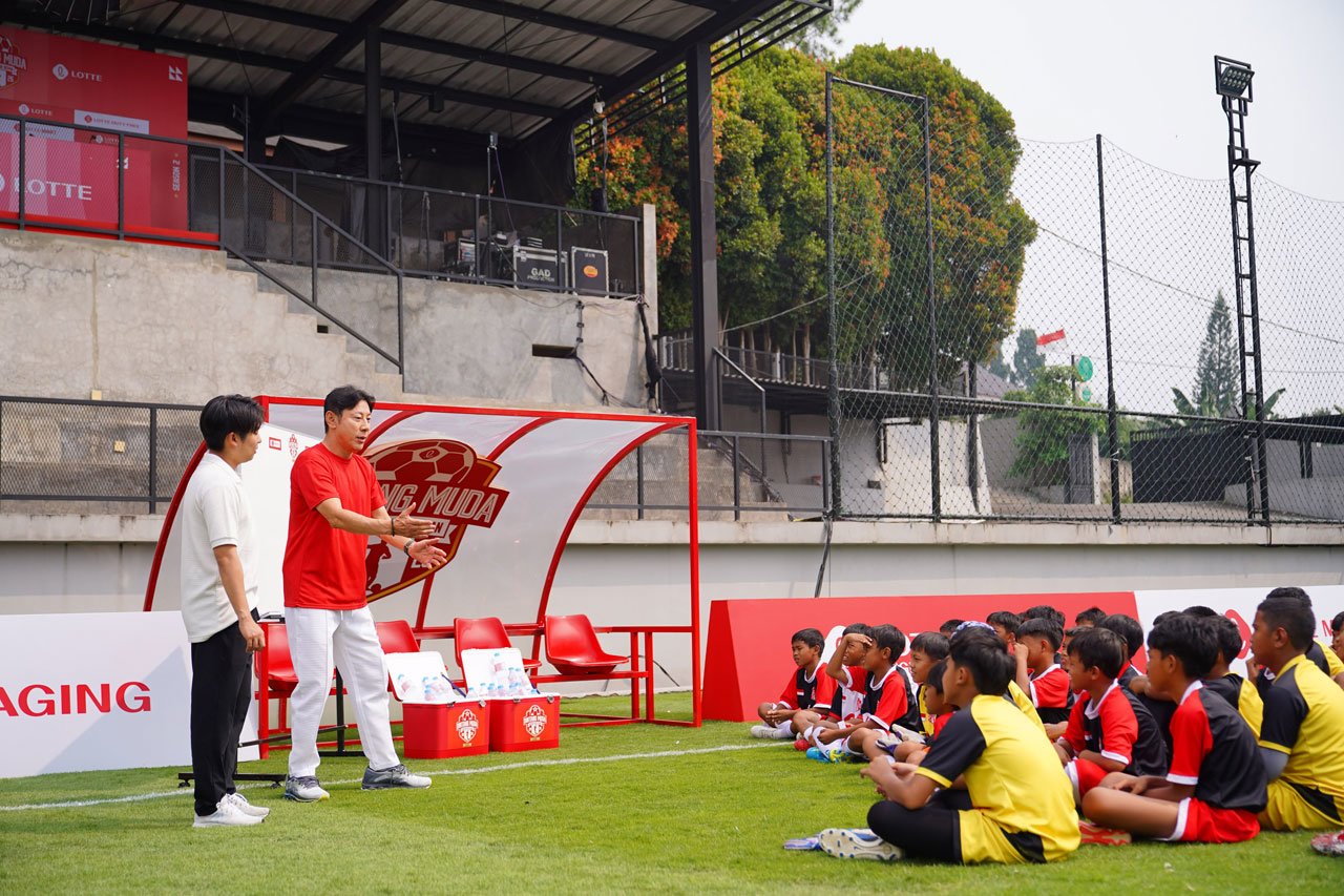 Shin Tae-yong bersama Ismed Sofyan dan Atep Rizal melatih 40 talenta muda terpilih dalam program LOTTE Bintang Muda Generasi Masa Depan 2026. (c) Dok. Istimewa