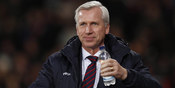 Chelsea Disarankan Dekati Pardew atau Hughes