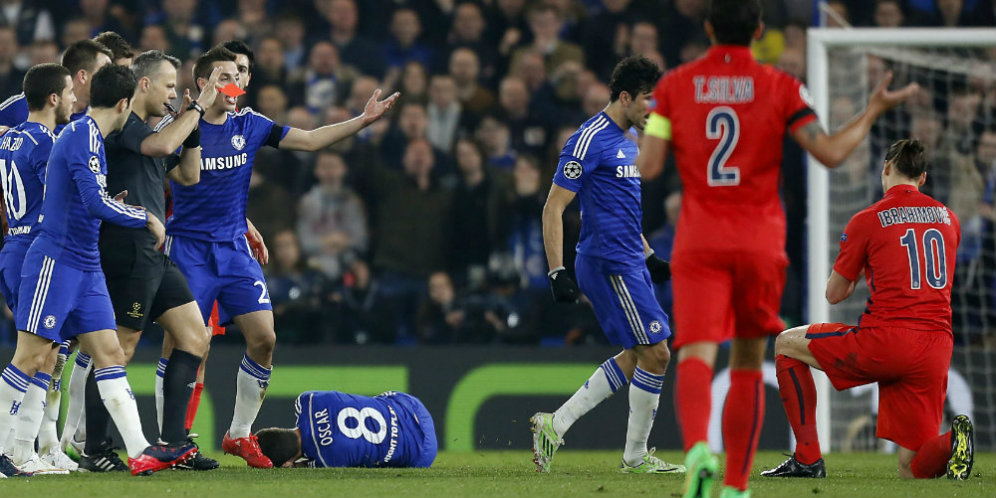 Para pemain Chelsea mengerubungi wasit Bjorn Kuipers © AFP