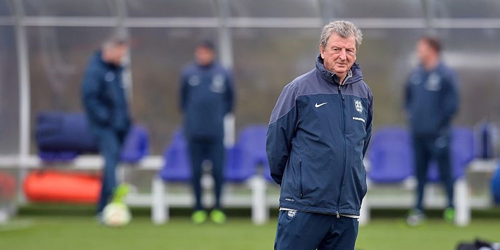 Neville ke Valencia, Hodgson Girang