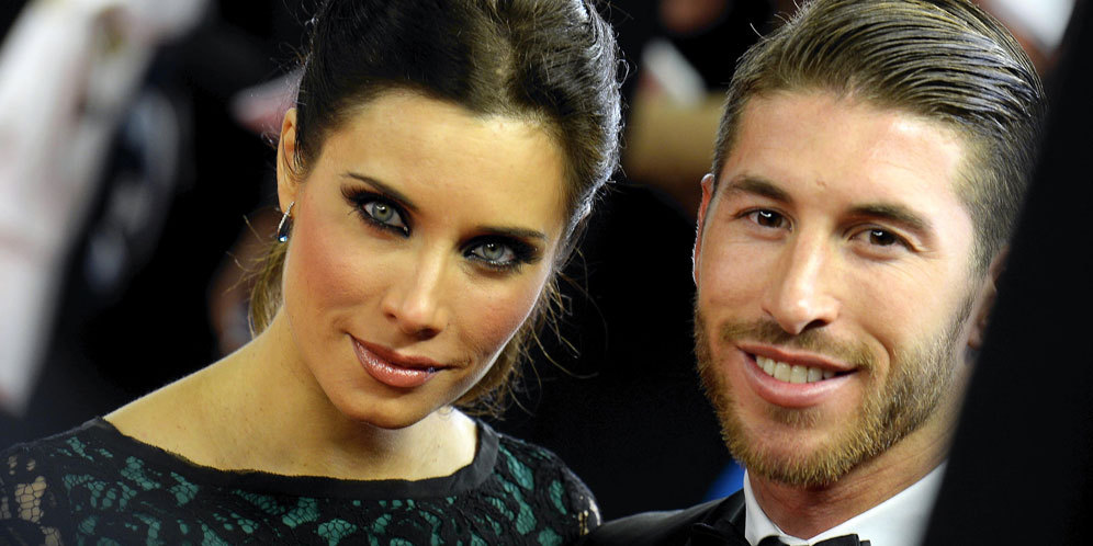 Ultah Jadian, Ramos dan Pacar Seksi Pamer Ciuman Romantis