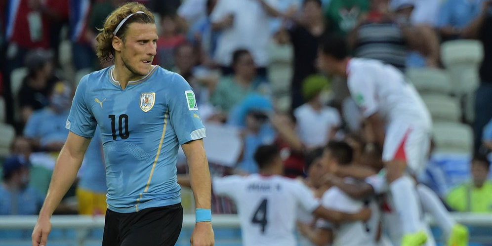 Diego Forlan (c) AFP