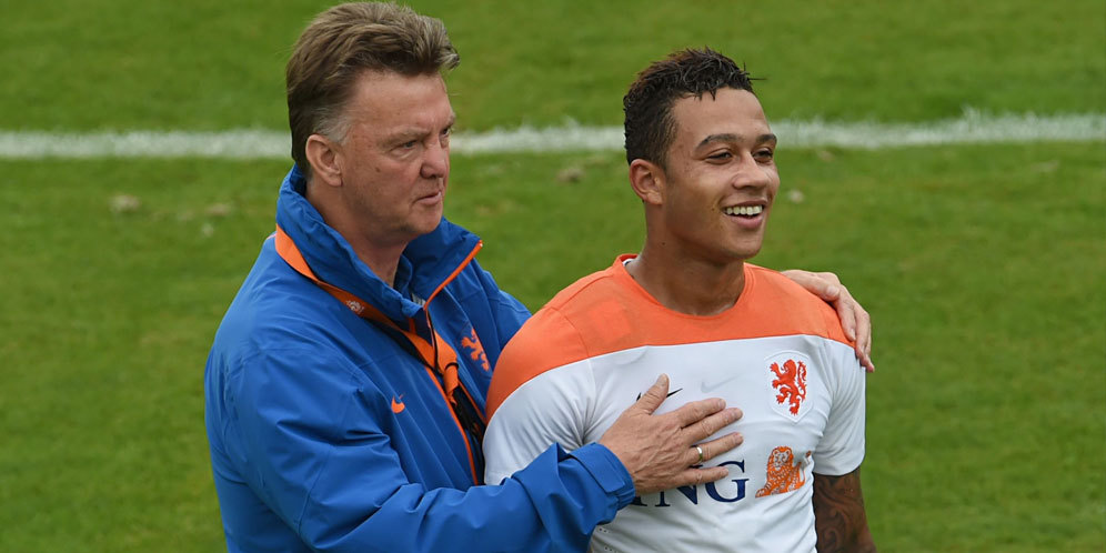 Van Gaal dan Depay saat di timnas Belanda (c) AFP