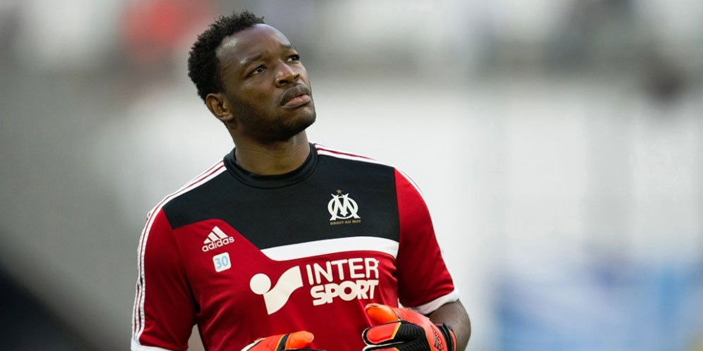 Liverpool Coba Gaet Mandanda