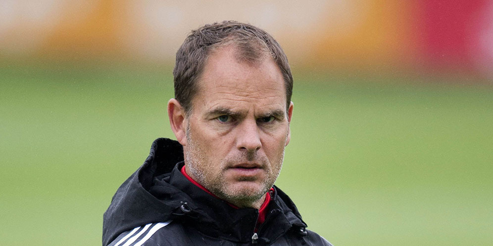 Masih Cedera, De Boer Pimpin Latihan Ajax Sambil Kendarai Mobil!