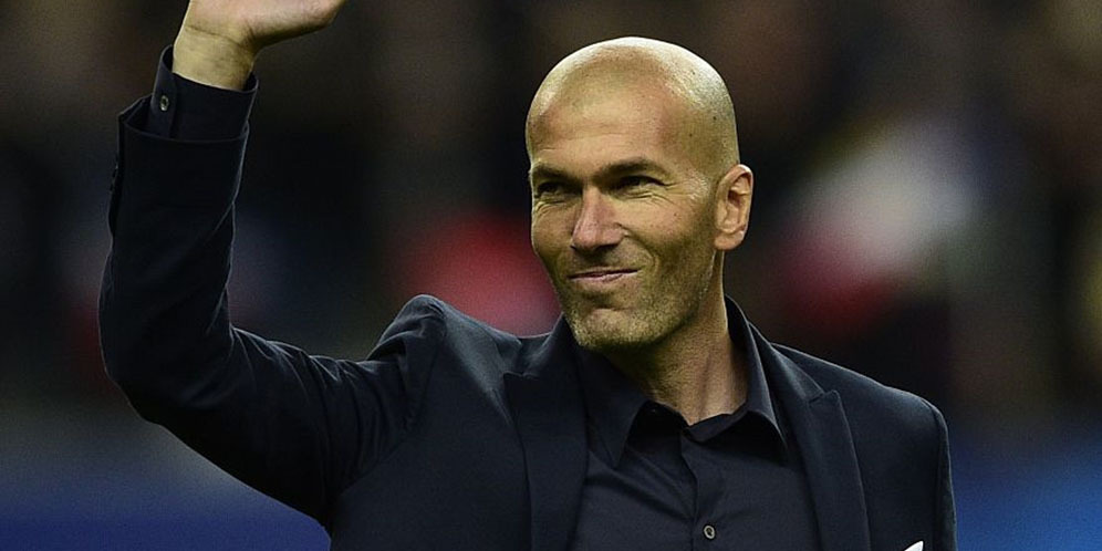 Zidane Siap Gantikan Benitez Jadi Bos Madrid