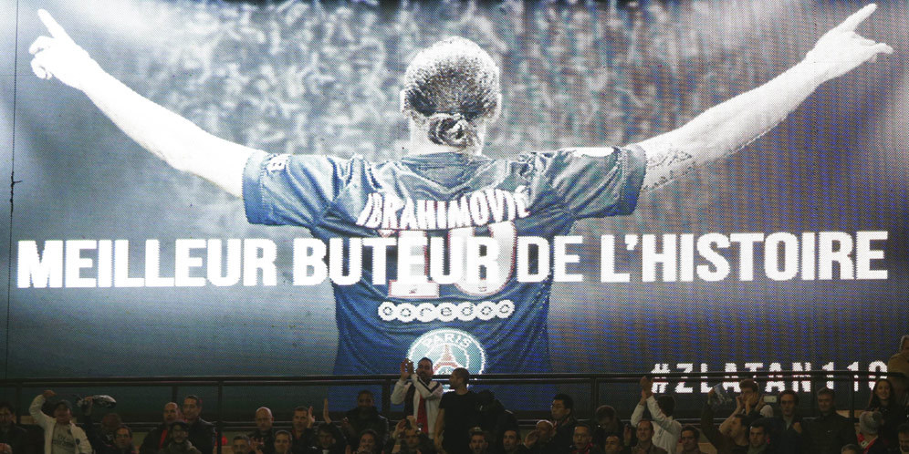 Layar raksasa di Parc des Princes dengan kalimat 'Striker Terbaik Dalam Sejarah' (c) AFP