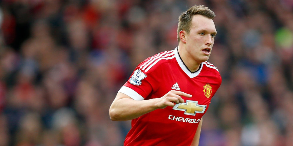 MU Ingin Phil Jones Tetap Bertahan di Old Trafford