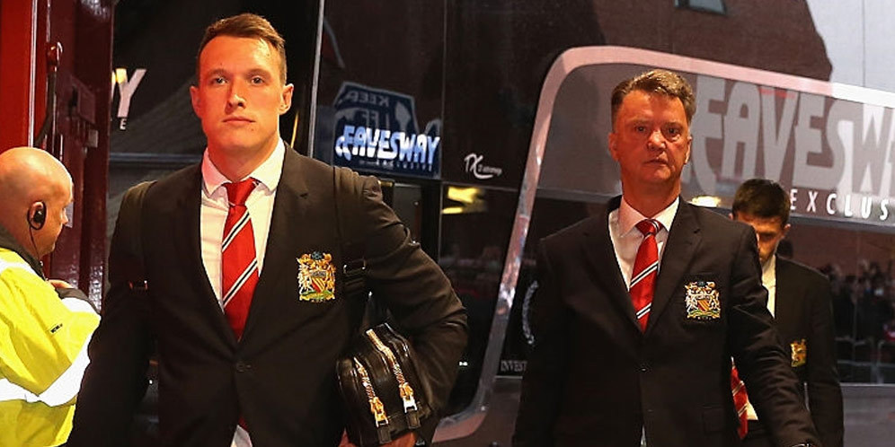 Phil Jones dan Louis van Gaal.