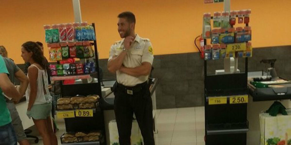Sergio Ramos Kini Jadi Satpam di Supermarket? 
