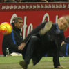 Niat Hentikan Bola, Mancini Malah Jatuh dan Tertawa