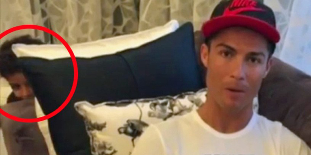 Asyik Promosi Film, Anak Ronaldo Coba Kageti Sang Ayah