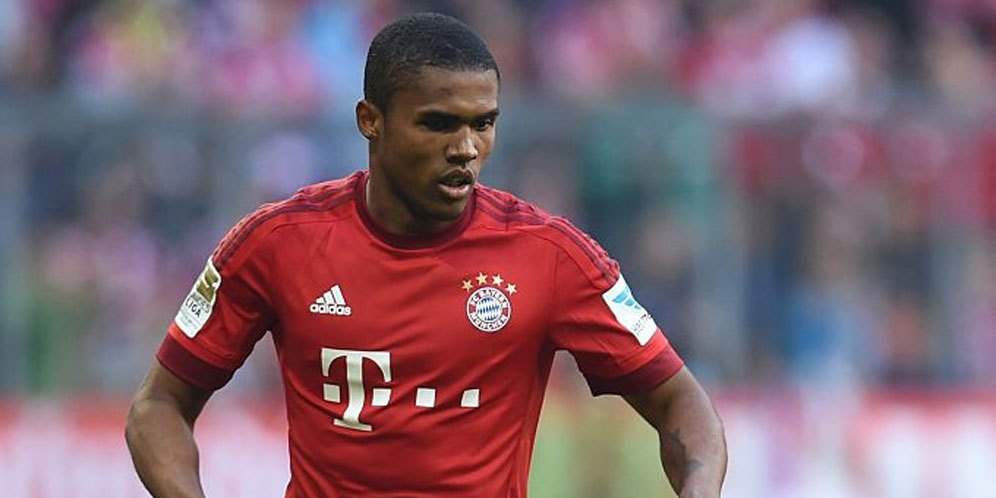 Douglas Costa Pastikan Tak Ikuti Guardiola ke Man City