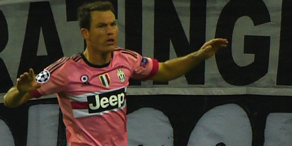 Lichtsteiner Buka Rekening Gol di Liga Champions