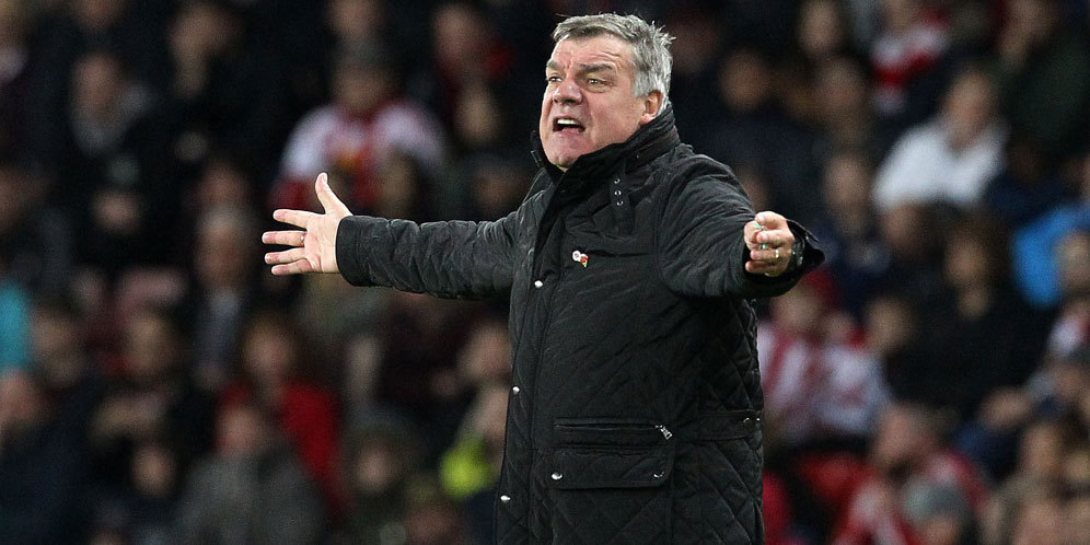 Main Mata Dengan Pengusaha, Big Sam di Ambang Pemecatan