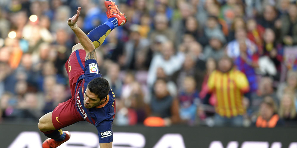 Flying Volley Golazo Suarez Dari Tribun Camp Nou