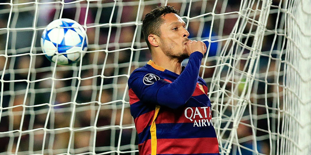 Roma Inginkan Adriano Dari Barcelona