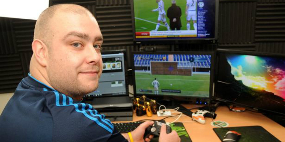 Wow! Pria Ini Seharian Main Game FIFA, Dibayar Pula