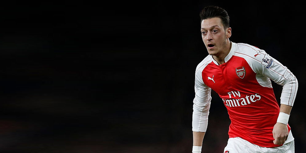 Wenger Bandingkan Ozil dengan Bergkamp