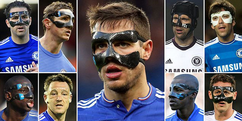 Почему играл в маске. Футболист в маске. Футболист в маске на лице.