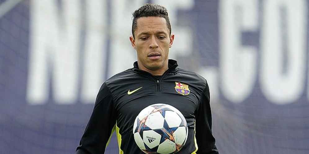 Barcelona Ingin Adriano Bertahan